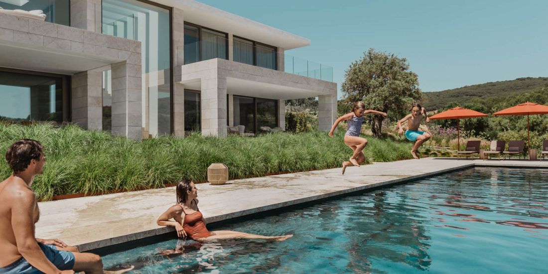 alt:"Fotografía profesional de arquitectura y lifestyle para Live Different, Sotogrande. By Nau"