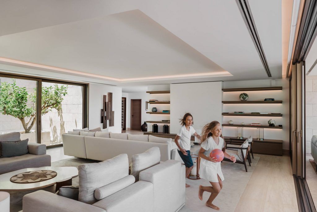 alt:"Niños corriendo en salón. Fotografía lifestyle. Foto por By Nau"