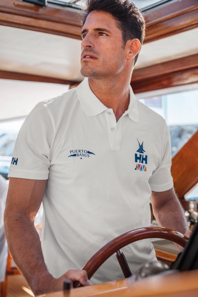 alt:"Fotografía de producto con modelos en Puerto Banús. By Nau"