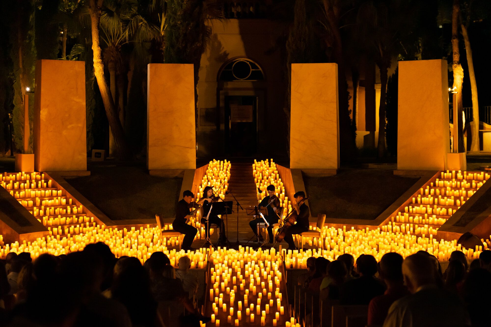alt:"Fotógrafo de eventos con iluminación de velas, Benahavís. By Nau"
