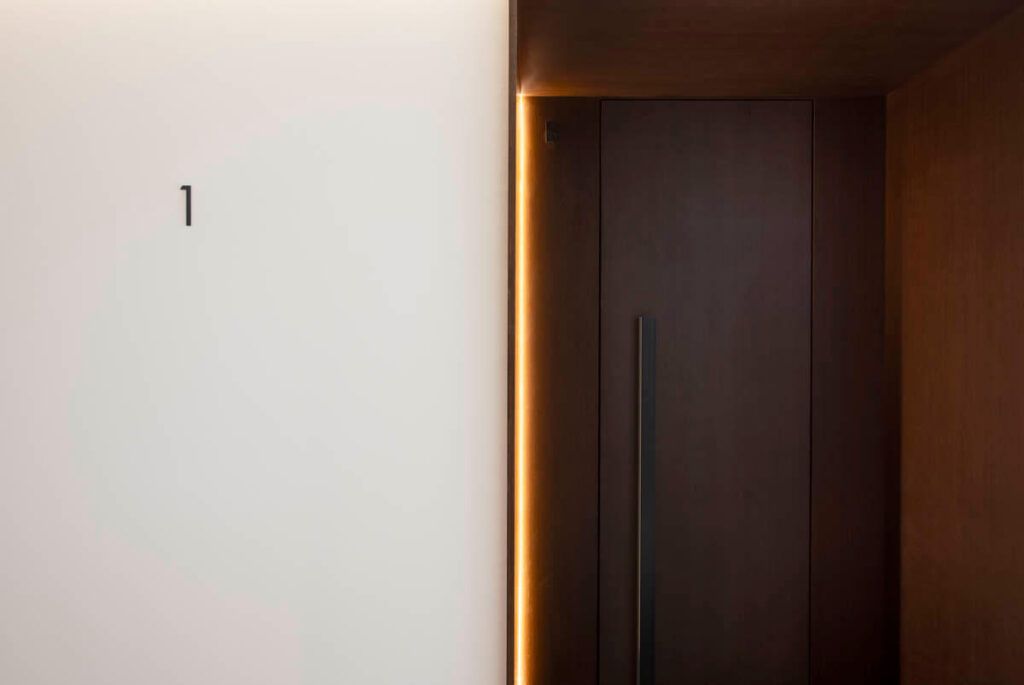 alt:"Fotografía d una puerta con luz. Fotografía de espacios. By Nau"