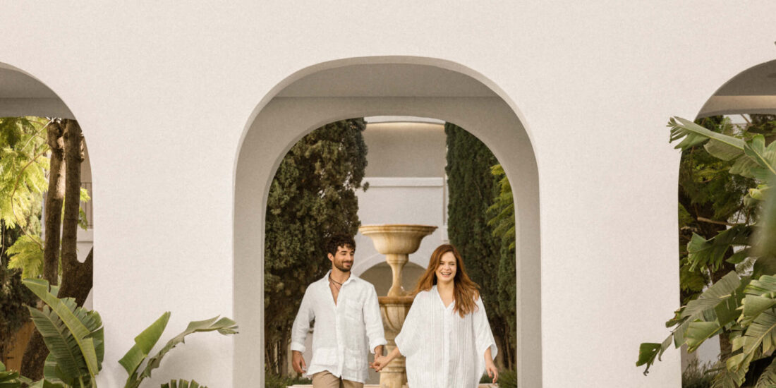 alt:"Fotografía profesional de modelos y exterior. La Zambra, Sotogrande. By Nau"