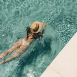 alt:"Fotografía profesional en piscina de beach club. ByNau"